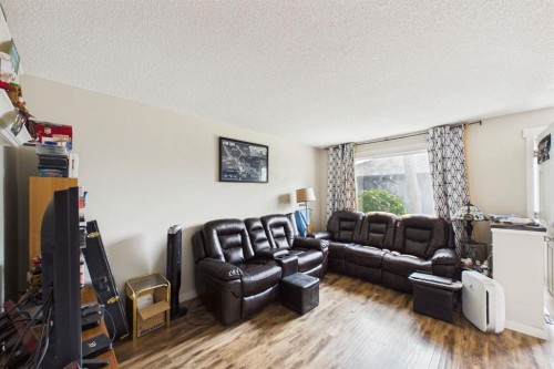 24-800 Bowcroft Place, Cochrane, AB - Indoor Photo Showing Living Room
