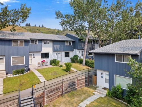 24-800 Bowcroft Place, Cochrane, AB - Outdoor