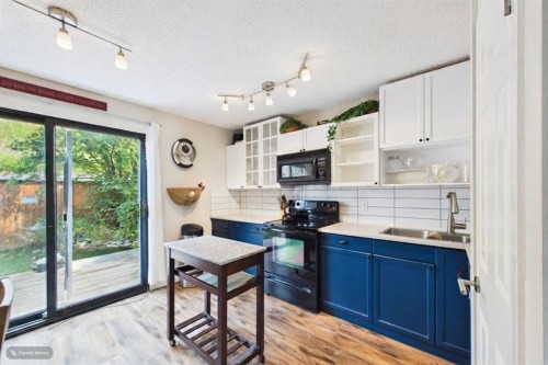24-800 Bowcroft Place, Cochrane, AB - Indoor Photo Showing Kitchen