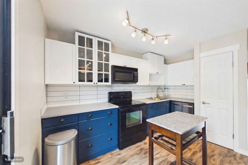 24-800 Bowcroft Place, Cochrane, AB - Indoor Photo Showing Kitchen
