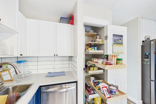 24-800 Bowcroft Place, Cochrane, AB - Indoor Photo Showing Kitchen