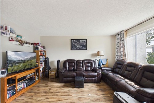 24-800 Bowcroft Place, Cochrane, AB - Indoor Photo Showing Living Room