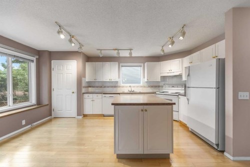 256 Harvest Glen Place Ne, Calgary, AB - Indoor Photo Showing Kitchen
