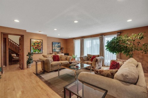 420 Strathcona Drive Sw, Calgary, AB - Indoor Photo Showing Living Room
