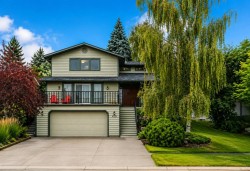 420 Strathcona Drive SW Calgary, AB T3H 1M3