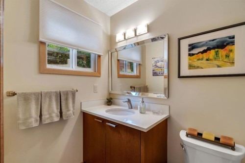 420 Strathcona Drive Sw, Calgary, AB - Indoor Photo Showing Bathroom
