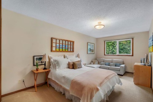 420 Strathcona Drive Sw, Calgary, AB - Indoor Photo Showing Bedroom