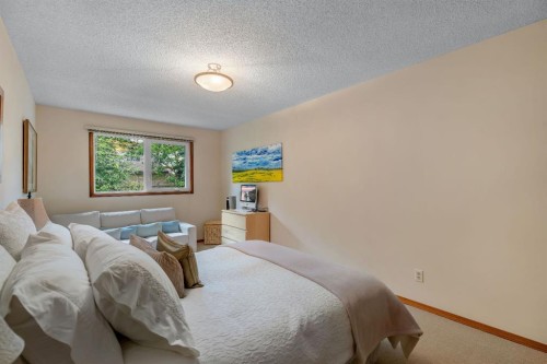 420 Strathcona Drive Sw, Calgary, AB - Indoor Photo Showing Bedroom