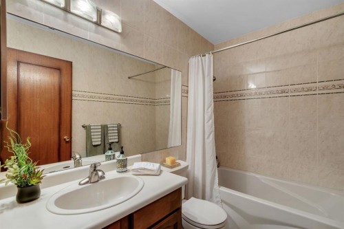 420 Strathcona Drive Sw, Calgary, AB - Indoor Photo Showing Bathroom