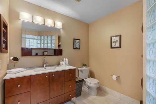 420 Strathcona Drive Sw, Calgary, AB - Indoor Photo Showing Bathroom
