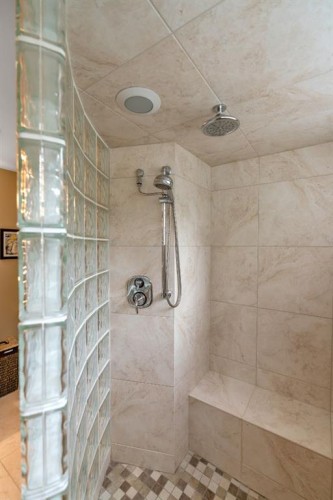 420 Strathcona Drive Sw, Calgary, AB - Indoor Photo Showing Bathroom