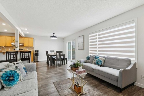 126 Somerglen Way Sw, Calgary, AB - Indoor Photo Showing Living Room
