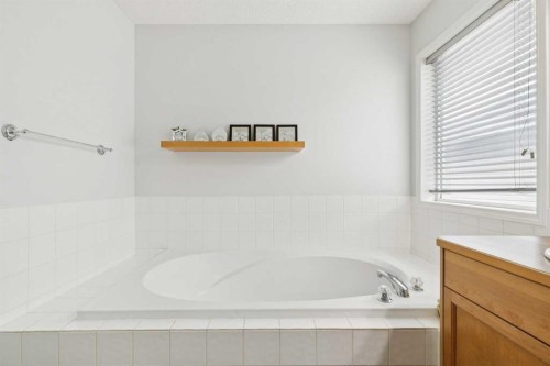 126 Somerglen Way Sw, Calgary, AB - Indoor Photo Showing Bathroom