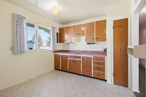 120 Glenpatrick Drive Sw, Calgary, AB - Indoor Photo Showing Kitchen