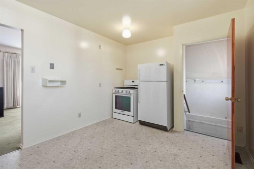 120 Glenpatrick Drive Sw, Calgary, AB - Indoor Photo Showing Kitchen