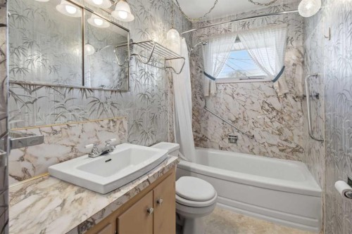 120 Glenpatrick Drive Sw, Calgary, AB - Indoor Photo Showing Bathroom
