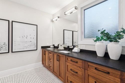 3607 7 Street Sw, Calgary, AB - Indoor Photo Showing Bathroom