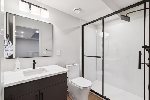 3607 7 Street Sw, Calgary, AB - Indoor Photo Showing Bathroom