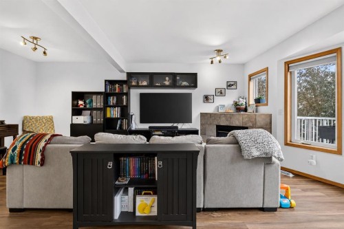 592 Regal Park Ne, Calgary, AB - Indoor Photo Showing Living Room