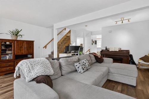 592 Regal Park Ne, Calgary, AB - Indoor Photo Showing Living Room