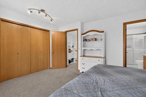 592 Regal Park Ne, Calgary, AB - Indoor Photo Showing Bedroom