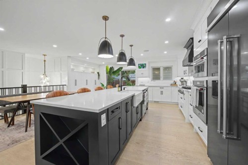 2615 Lougheed Drive Sw, Calgary, AB - Indoor Photo Showing Kitchen With Upgraded Kitchen