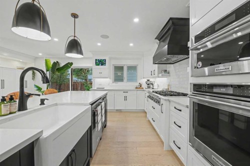 2615 Lougheed Drive Sw, Calgary, AB - Indoor Photo Showing Kitchen With Upgraded Kitchen