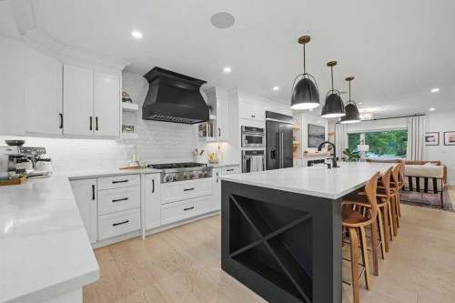 2615 Lougheed Drive Sw, Calgary, AB - Indoor Photo Showing Kitchen With Upgraded Kitchen