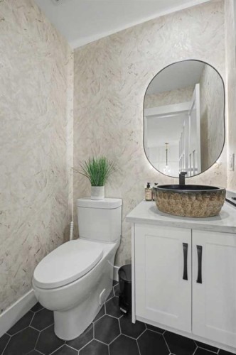 2615 Lougheed Drive Sw, Calgary, AB - Indoor Photo Showing Bathroom