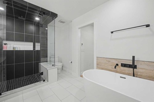 2615 Lougheed Drive Sw, Calgary, AB - Indoor Photo Showing Bathroom