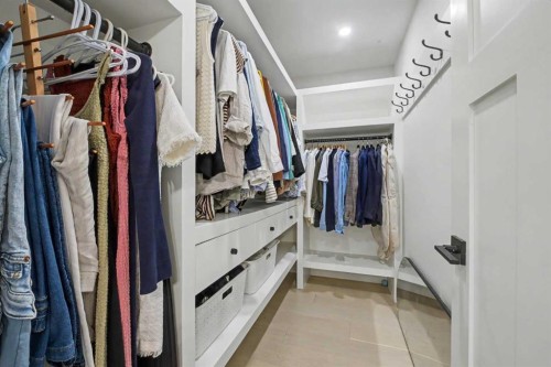 2615 Lougheed Drive Sw, Calgary, AB - Indoor With Storage