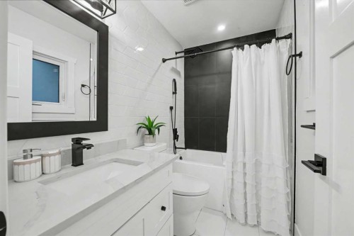 2615 Lougheed Drive Sw, Calgary, AB - Indoor Photo Showing Bathroom