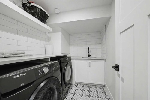 2615 Lougheed Drive Sw, Calgary, AB - Indoor Photo Showing Laundry Room