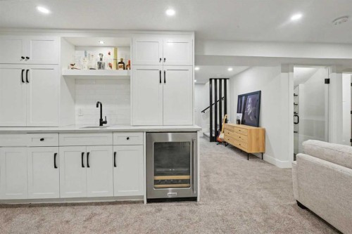 2615 Lougheed Drive Sw, Calgary, AB - Indoor Photo Showing Other Room