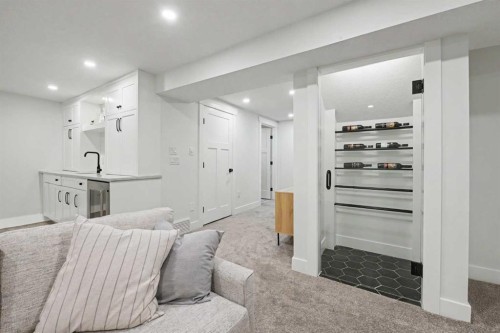 2615 Lougheed Drive Sw, Calgary, AB - Indoor Photo Showing Other Room
