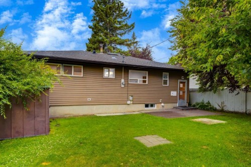 30 Hutton Place Sw, Calgary, AB - Outdoor