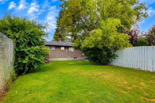 30 Hutton Place Sw, Calgary, AB - Outdoor