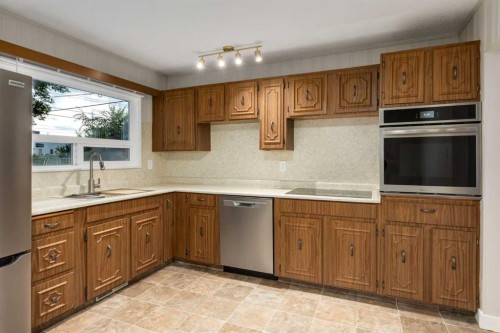 30 Hutton Place Sw, Calgary, AB - Indoor Photo Showing Kitchen