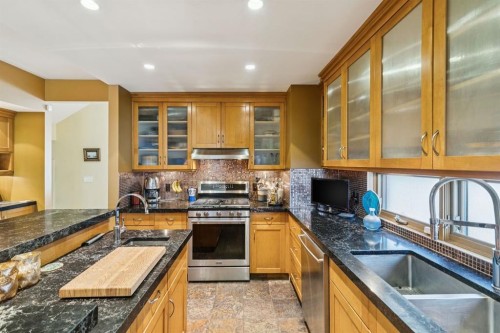 1717 7 Avenue Nw, Calgary, AB - Indoor Photo Showing Kitchen