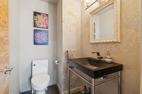 1717 7 Avenue Nw, Calgary, AB - Indoor Photo Showing Bathroom