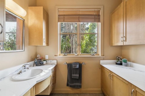 1717 7 Avenue Nw, Calgary, AB - Indoor Photo Showing Bathroom