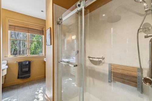 1717 7 Avenue Nw, Calgary, AB - Indoor Photo Showing Bathroom
