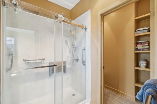 1717 7 Avenue Nw, Calgary, AB - Indoor Photo Showing Bathroom