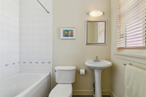 1717 7 Avenue Nw, Calgary, AB - Indoor Photo Showing Bathroom