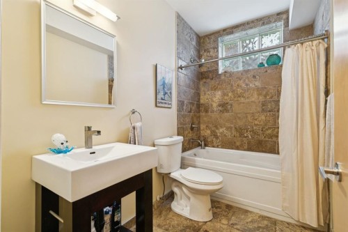 1717 7 Avenue Nw, Calgary, AB - Indoor Photo Showing Bathroom