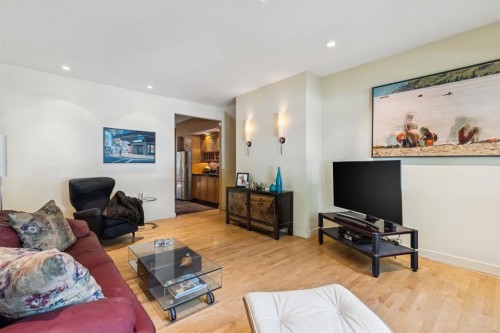 1717 7 Avenue Nw, Calgary, AB - Indoor Photo Showing Living Room