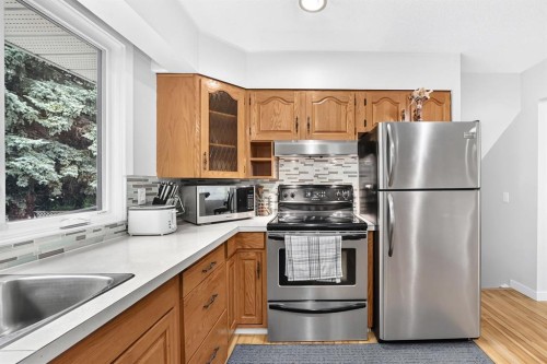 1008 Cantabrian Drive Sw, Calgary, AB - Indoor Photo Showing Kitchen