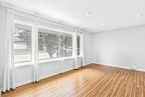 1008 Cantabrian Drive Sw, Calgary, AB - Indoor Photo Showing Other Room