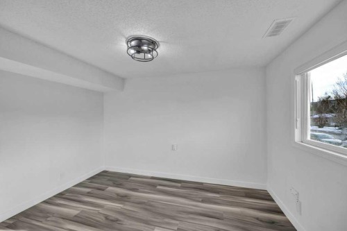 1-8112 36 Avenue Nw, Calgary, AB - Indoor Photo Showing Other Room