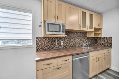 1-8112 36 Avenue Nw, Calgary, AB - Indoor Photo Showing Kitchen